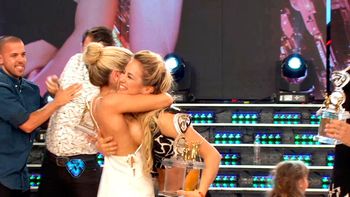 El descuido hot de Laurita Fernández El descuido hot de Laurita Fernández