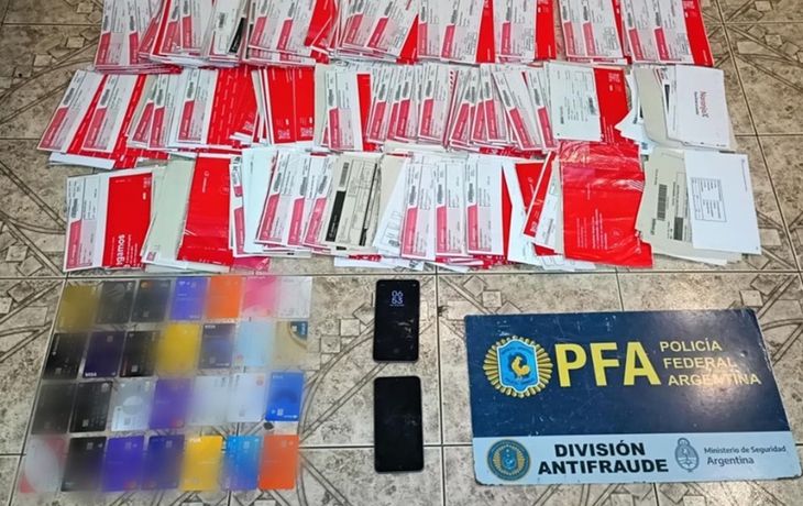 Interceptaban las tarjetas de crédito cuando eran enviadas por correo para hacer estafas