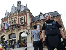 Las imágenes de Francia tras el atentado de ISIS en una iglesia