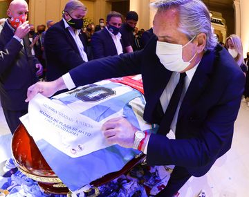 Alberto puso una camiseta de Argentinos Juniors sobre el féretro de Maradona