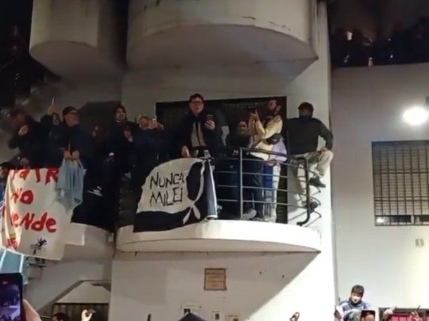 La oración del Padre Paco durante la vigilia en la casa de Cristina Kirchner: No proscribirán nuestra esperanza