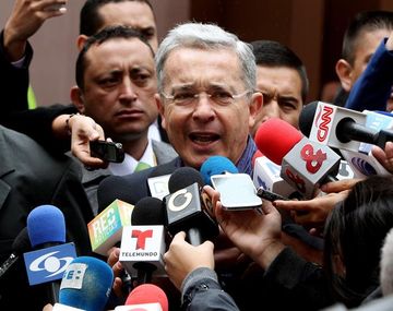 Uribe acusa a Santos de comprar votos y recibir apoyos por coacción de las FARC