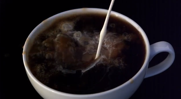 VIDEO: Un café con leche cámara muy lenta
