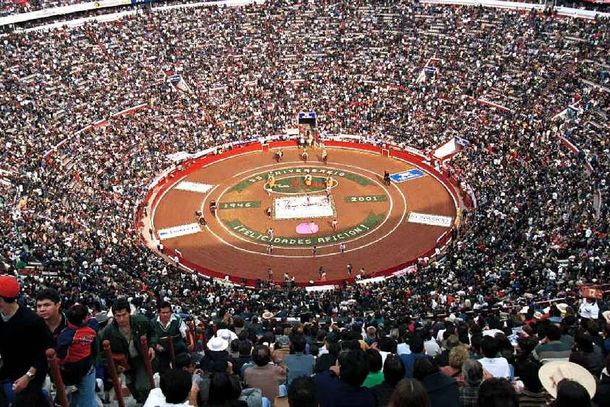 En la Ciudad de México es inaugurada en 1946 la Monumental Plaza de toros.&nbsp;