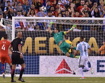 La atajada de la Copa: la estirada de Bravo que le ahogó el gol a Agüero