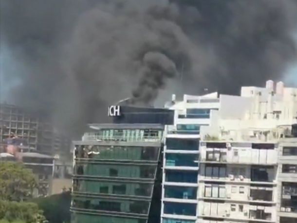 Impresionante incendio en un edificio de oficinas de Retiro