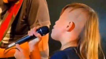 emocion en el show de divididos: un nene sorprendio a ricardo mollo emocion en el show de divididos: un nene sorprendio a ricardo mollo