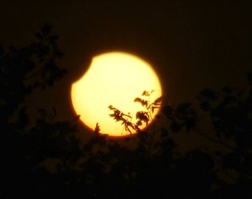 El primer eclipse solar del año se pudo ver en gran parte del país