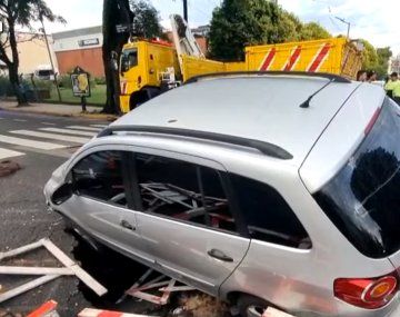 Un auto cayó dentro de un cráter en Barracas