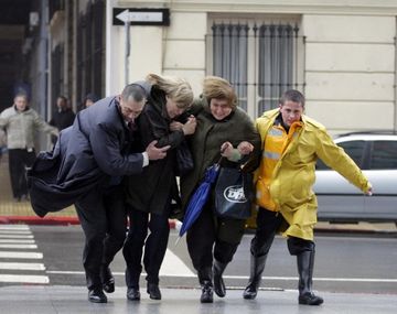 Bomberos ayudaron a cruzar a la gente