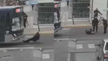 Un jubilado fue atropellado por un colectivo cuando cruzaba por la senda peatonal en Mendoza. Un jubilado fue atropellado por un colectivo cuando cruzaba por la senda peatonal en Mendoza.