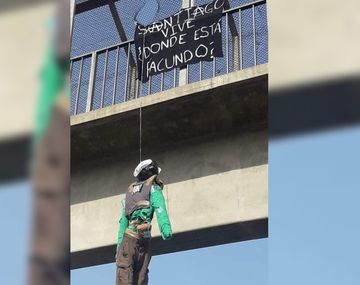 La Matanza: el muñeco apareció sobre la Ruta 3 con un cartel en referencia a Santiago Maldonado y Facundo Astudillo Castro 