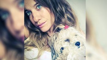 Una joven fue plantada en el altar y se casó con su perra. Una joven fue plantada en el altar y se casó con su perra.