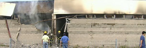 Se incendió una maderera en Laferrere: un bombero herido