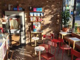 Abrió una cafetería anticapitalista y al año se fundió