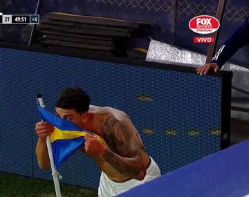 El verdugo en la Bombonera festejó el gol besando el banderín de Boca