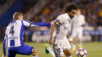 El lateral brasileño Marcelo, llevando la pelota contra un rival El lateral brasileño Marcelo, llevando la pelota contra un rival
