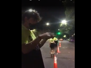 Un inspector de tránsito utilizó el lenguaje de señas con un conductor y el video se volvió viral