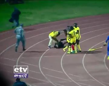 VIDEO: El árbitro cobró un gol fantasma y casi lo mata todo un equipo