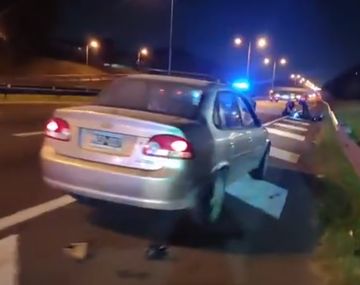 Un joven se distrajo con un accidente en la General Paz y chocó a una moto: dos heridos