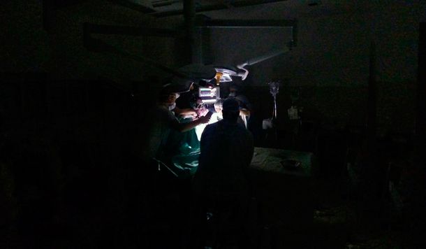 Tuvieron que terminar una cirugía con alumbrando con los celulares