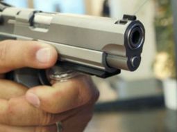 Desarmó un revólver para una selfie y mató