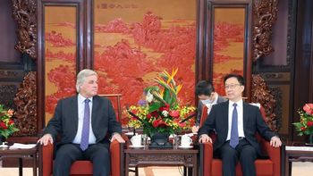 El ministro de Relaciones Exteriores uruguayo, Francisco Bustillo y el vicepresidente de China, Han Zheng. El ministro de Relaciones Exteriores uruguayo, Francisco Bustillo y el vicepresidente de China, Han Zheng.