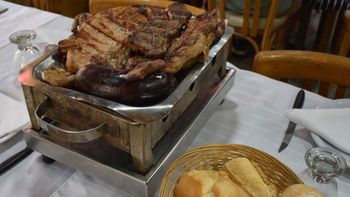 El asado es una tradición de los domingos en Argentina El asado es una tradición de los domingos en Argentina