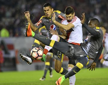 El delantero desperdició un penal a los tres minutos de juego