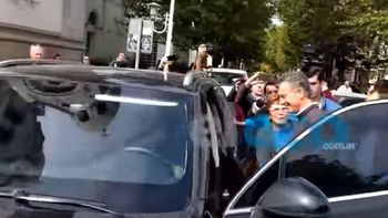 Insultaron a Macri a la salida de una iglesia en Tandil Insultaron a Macri a la salida de una iglesia en Tandil