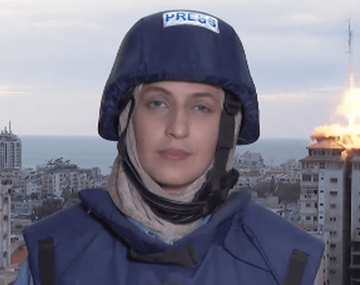 Un misil impactó a espaldas de una periodista mientras estaba al aire