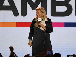 Carrió propone un feminismo alternativo para ser reina e inútil