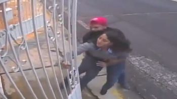 violento asalto: entraba a su casa, forcejeo con dos ladrones y le robaron su auto violento asalto: entraba a su casa, forcejeo con dos ladrones y le robaron su auto