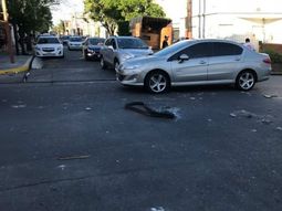 Los cascotes quedaron en medio de la calle tras el paso del micro de Sporting Cristal