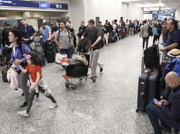 En pleno recambio turístico, cancelan vuelos en Aeroparque y Ezeiza por la tormenta