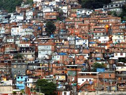 Alquilarán casas en las favelas brasileñas para poder ver al Papa