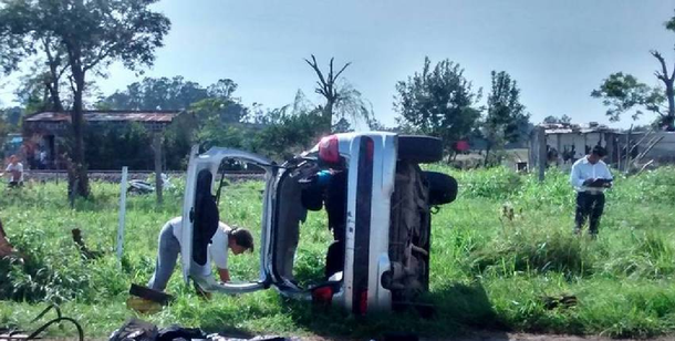 El auto en el que escaparon los asaltantes que coparon el pueblo volcó sobre la ruta 11. Uno de los delincuentes murió.