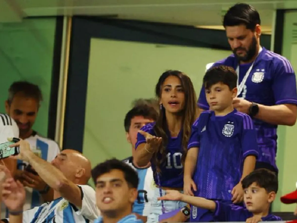 Mateo Messi tiró el chicle a la tribuna: el reto de Antonela Roccuzzo