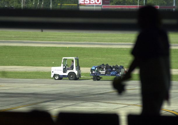 Para los aeronáuticos, los piquetes desvirtúan el paro