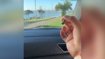 video: cruzaron un parque de mar del plata en auto y lo viralizaron