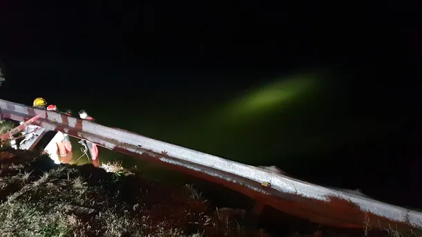 La camioneta atravesó la calzada, superó el guardarraíl y quedó sumergida en una depresión inundada. La camioneta atravesó la calzada, superó el guardarraíl y quedó sumergida en una depresión inundada.