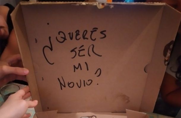 Recibió la pizza con un mensaje romántico y no era para ella: reacciones y memes