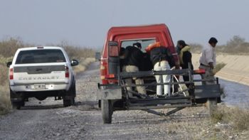 la pampa: cumplio una apuesta, se tiro a un arroyo y desaparecio la pampa: cumplio una apuesta, se tiro a un arroyo y desaparecio