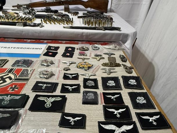 Varios de los elementos nazis incautados en una casa de Gerli&nbsp;