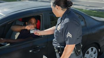 En España hay que tener cuidado con lo que se lleva en la guantera para no perder la licencia de conducir En España hay que tener cuidado con lo que se lleva en la guantera para no perder la licencia de conducir