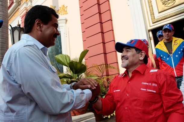 Venezuela: Maduro recibió el apoyo de Maradona por la crisis