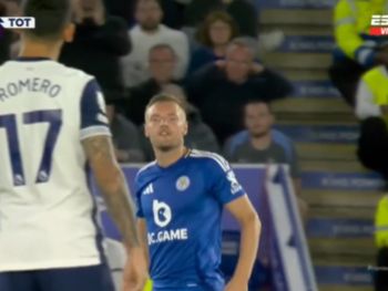El picante cruce entre Cuti Romero y Jamie Vardy en la Premier League