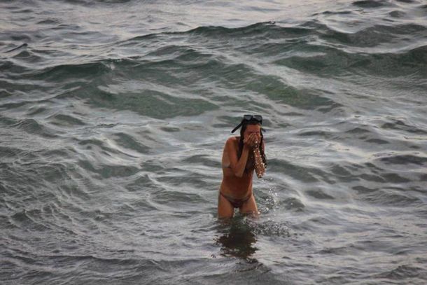 La mujer dio a luz en la playa
