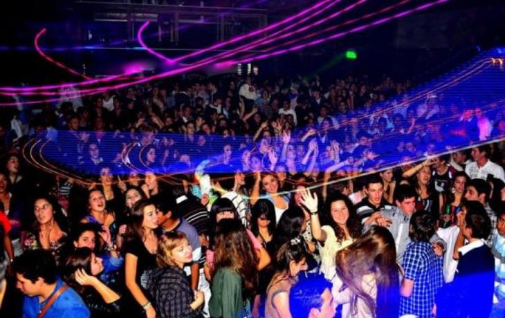 DJ golpeado por pasar 10 veces Despacito