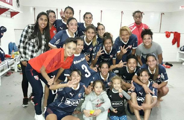 Las chicas del fútbol del Rojo celebran el triunfo y el golazo